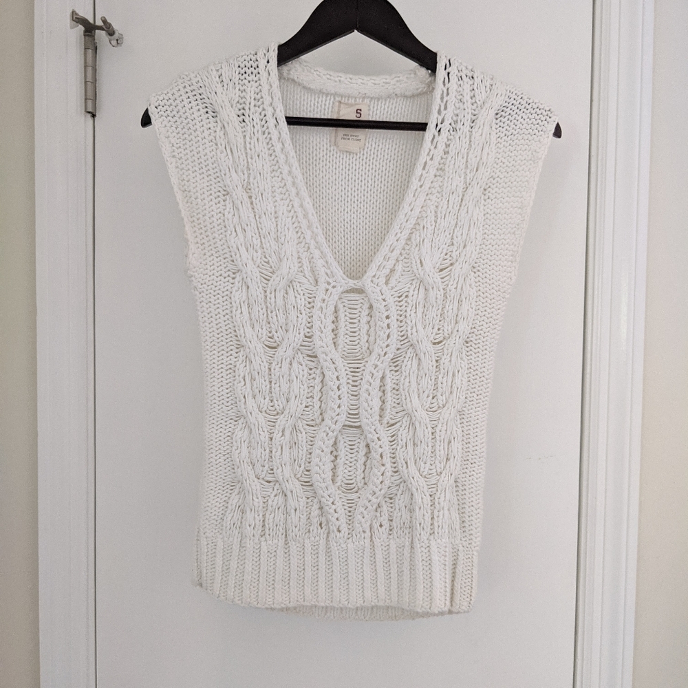 Cable knit v-neck sleeveless sweater